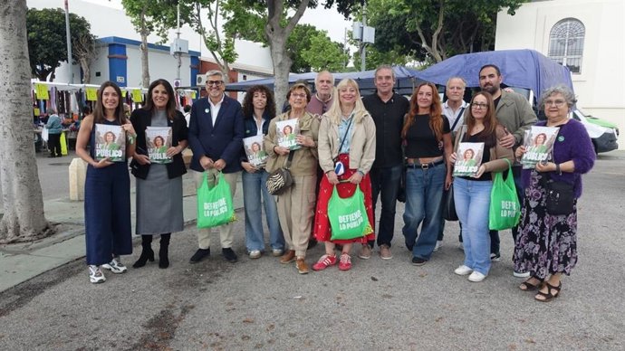 La portavoz adjunta del Grupo Socialista en el Parlamento andaluz y candidata a las elecciones andaluzas, Ángeles Férriz, junto al candidato por Málaga Josele Aguilar, en un acto en Torremolinos.
