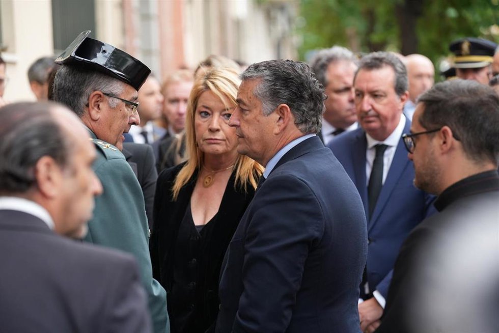 El candidato número uno del PP por la provincia de Cádiz al Parlamento andaluz, Antonio Sanz, en la capilla ardiente de los dos Guardia Civiles fallecidos en acto de servicio este pasado viernes. 