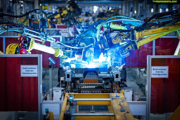 Archivo - FILED - 23 May 2024, Lower Saxony, Wolfsburg: Volkswagen underbodies are processed by welding robots at the VW plant. German industrial companies received significantly fewer orders in January compared to the previous month, according to officia