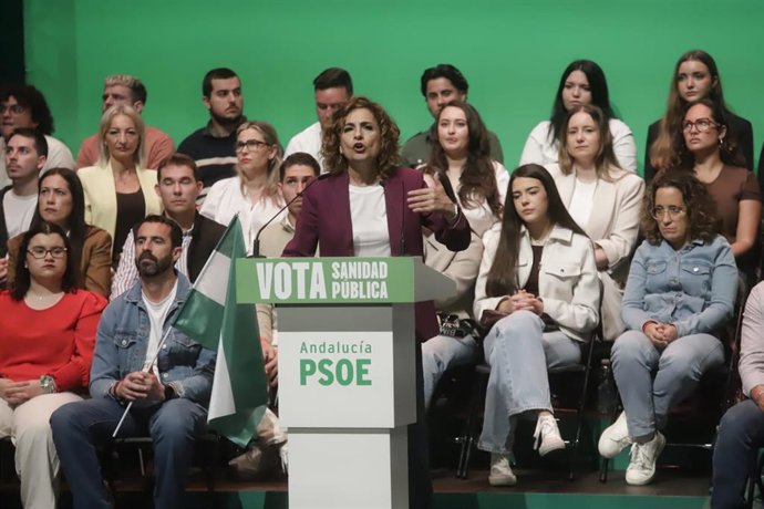 La secretaria general del PSOE-A y candidata a la Junta de Andalucía, María Jesús Montero, en un mitin en La Línea de la Concepción (Cádiz).