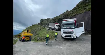 Un camión de la Vuelta Femenina queda atrapado en el Angliru tras la etapa en Asturias