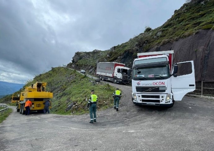 Un camión de la Vuelta Femenina queda atrapado en el Angliru tras la etapa en Asturias