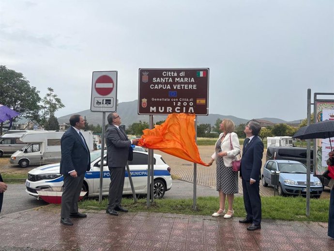 Los concejales Mercedes Bernabé y Jesús Pacheco, con motivo de la firma del Hermanamiento entre Murcia y Santa Maria Capua Vetere, han participado en una mesa de trabajo en la ciudad italiana junto al alcalde, Antonio Mirra