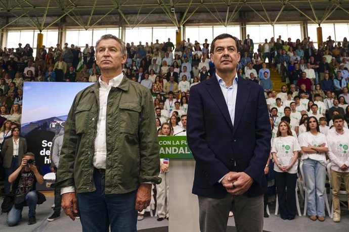 El presidente del PP de Andalucía y candidato a la reelección de la Presidencia de la Junta, Juanma Moreno, (d) y el presidente del Partido Popular, Alberto Núñez Feijóo, (i) durante un acto de campaña en la un acto de campaña. a 10 de mayo de 2026 en Mál