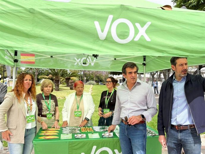 El candidato número uno de Vox por Málaga a las elecciones andaluzas, Antonio Sevilla, en un acto electoral en Fuengirola.