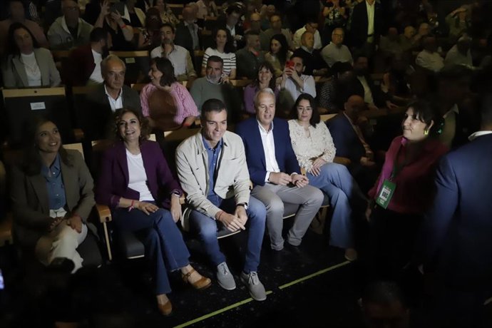 La secretaria general del PSOE-A y candidata a la Junta, María Jesús Montero, y el presidente del Gobierno y secretario general del PSOE, Pedro Sánchez, en un mitin en La Línea de la Concepción (Cádiz).