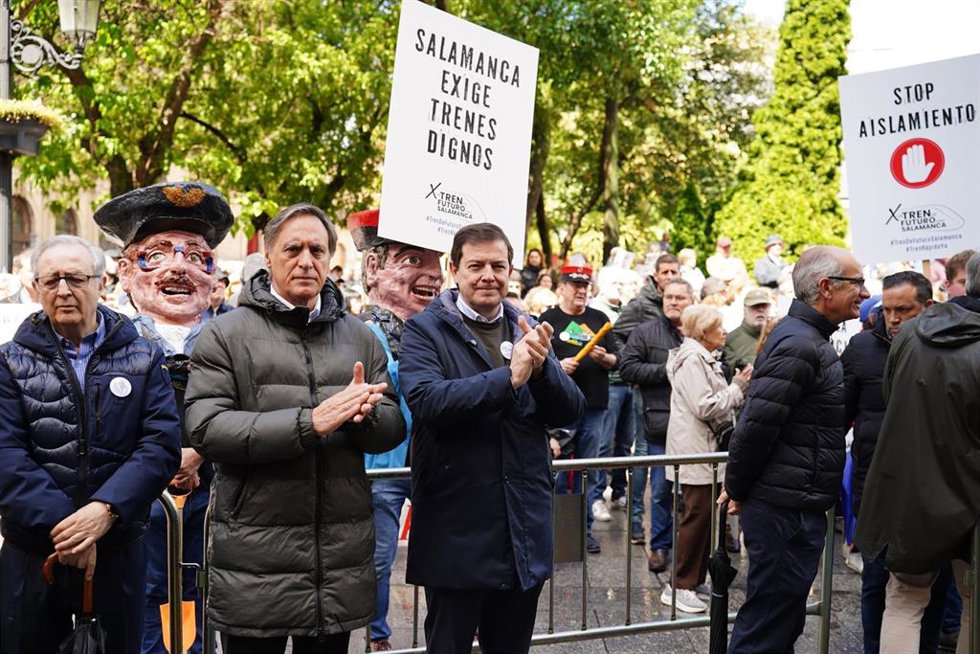 El presidente en funciones de la Junta, Alfonso Fernández Mañueco (2i), acompañado del alcalde de Salamanca, Carlos García Carbayo (i), participa en la concentración 'Por un tren de futuro para Salamanca'.
