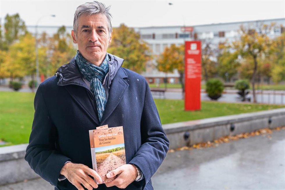 Archivo - El catedrático de Filología Inglesa de la UR Carlos Villar Flor, reconocido con el premio 'Autor revelación' del XIII Festival Aragón Negro por su novela Tras las huellas de Greene