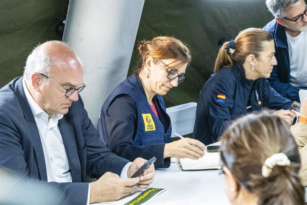 La ministra de Sanidad, Mónica García (c) en el puesto de mando mientras el crucero MV Hondius fondea cerca del puerto de Granadilla, a 10 de mayo de 2026, en Granadilla de Abona, Tenerife, Islas Canarias (España). El operativo de evacuación del crucero M