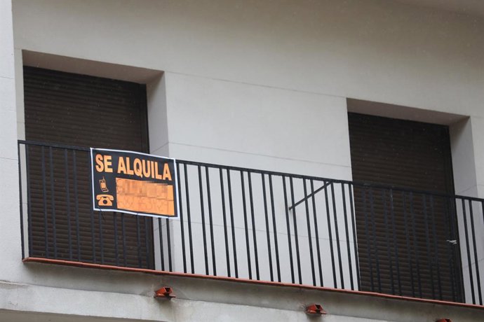 Archivo - Arxivo - Cartell en una terrassa que anuncia el lloguer d'una casa, a Madrid (Espanya), a 31 de març de 2020.