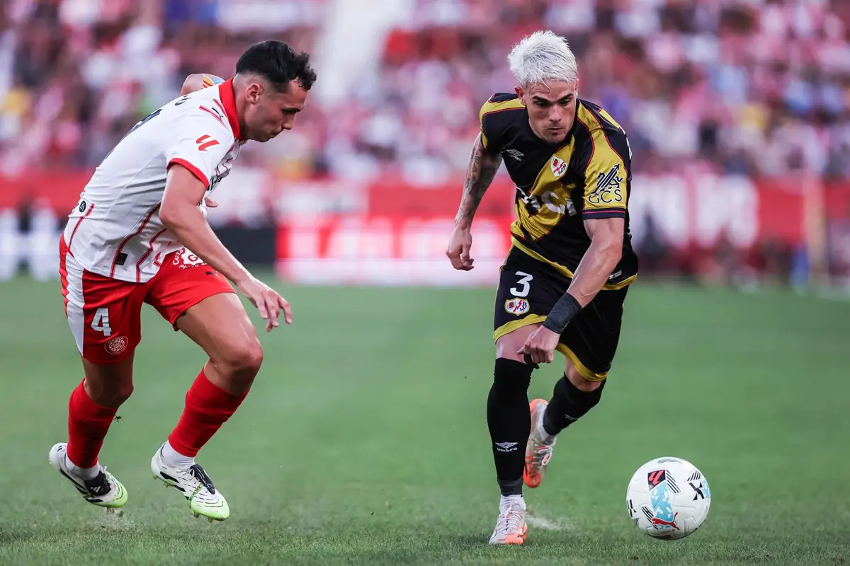 Archivo - Arnau Martínez y Pep Chavarria en el Girona FC-Rayo Vallecano de la primera vuelta en Montilivi