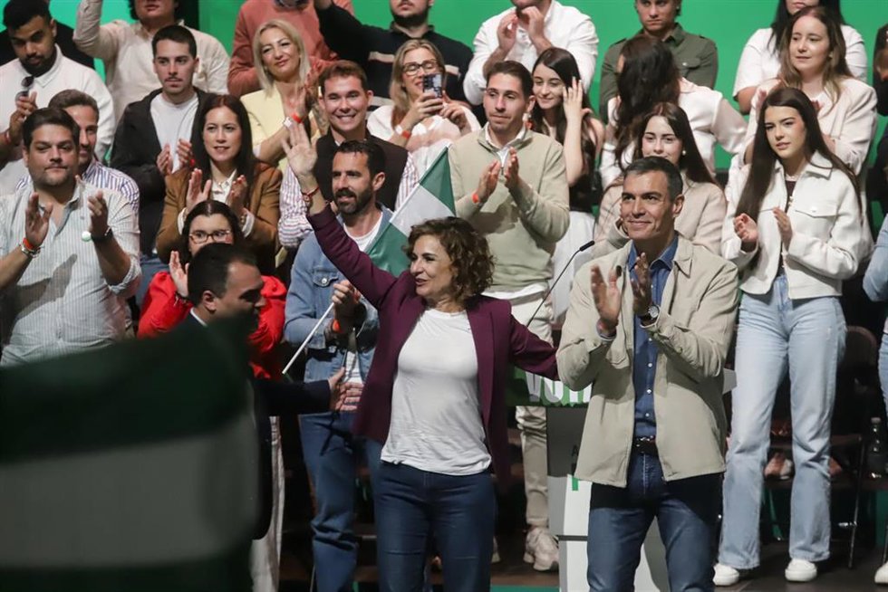 El secretario general del PSOE y presidente del Gobierno, Pedro Sánchez, (i) y la candidata a la Presidencia de la Junta de Andalucía y secretaria general del PSOE-A, María Jesús Montero, (d) durante un mitin electoral, a 10 de mayo de 2026 en La Línea de