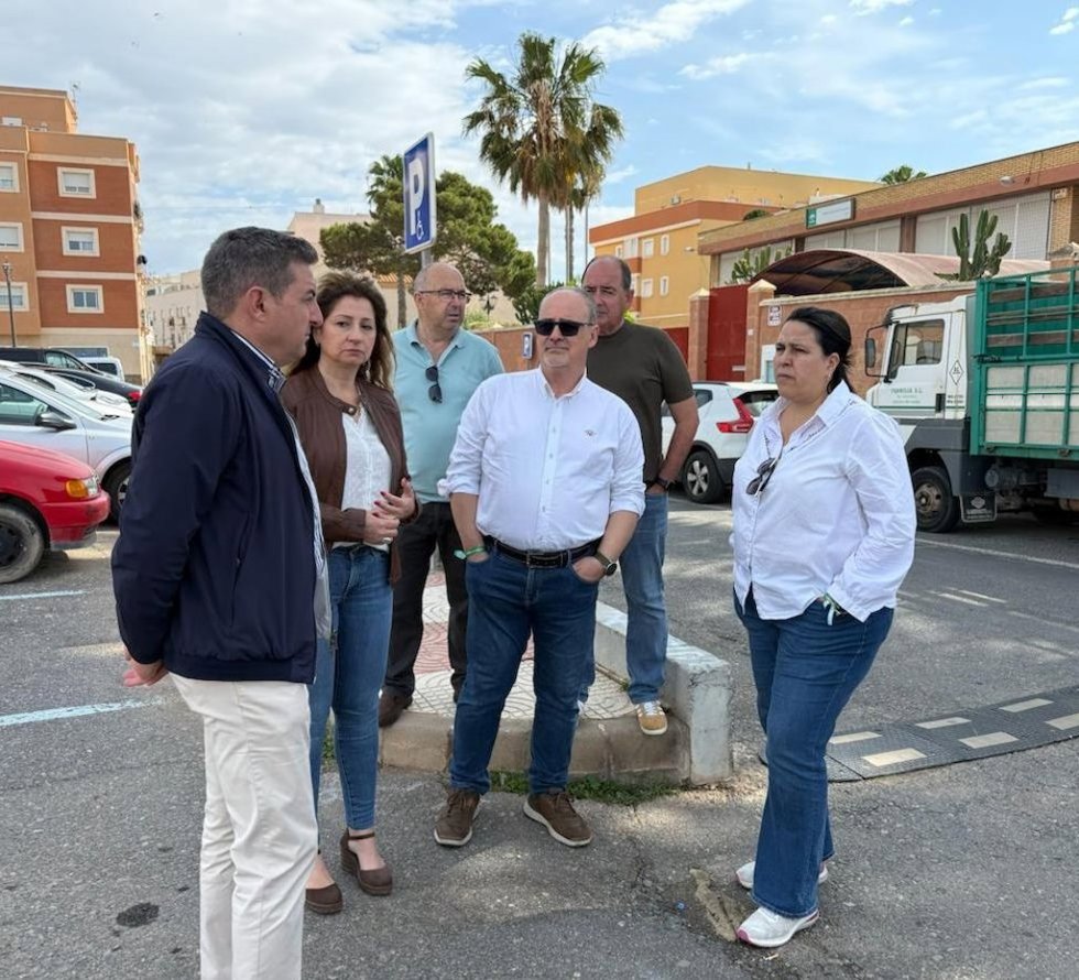 El candidato del PSOE al Parlamento andaluz, José Nicolás Ayala, a las puertas del IES Algazul, acompañado por miembros de su candidatura y del PSOE de Roquetas de Mar.