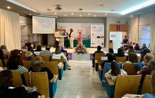 El presidente de la Diputación Provincial de Jaén, Paco Reyes, en el acto conmemorativo del 20 aniversario de la Asociación de Personas Afectadas por Fibromialgia y Fatiga Crónica de Baeza (AFAB).