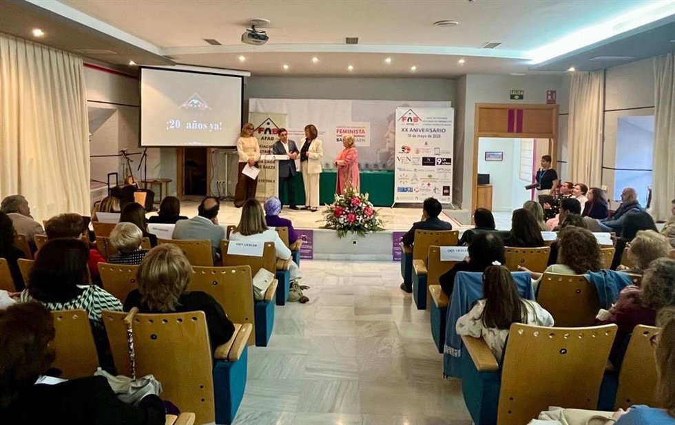El presidente de la Diputación Provincial de Jaén, Paco Reyes, en el acto conmemorativo del 20 aniversario de la Asociación de Personas Afectadas por Fibromialgia y Fatiga Crónica de Baeza (AFAB).