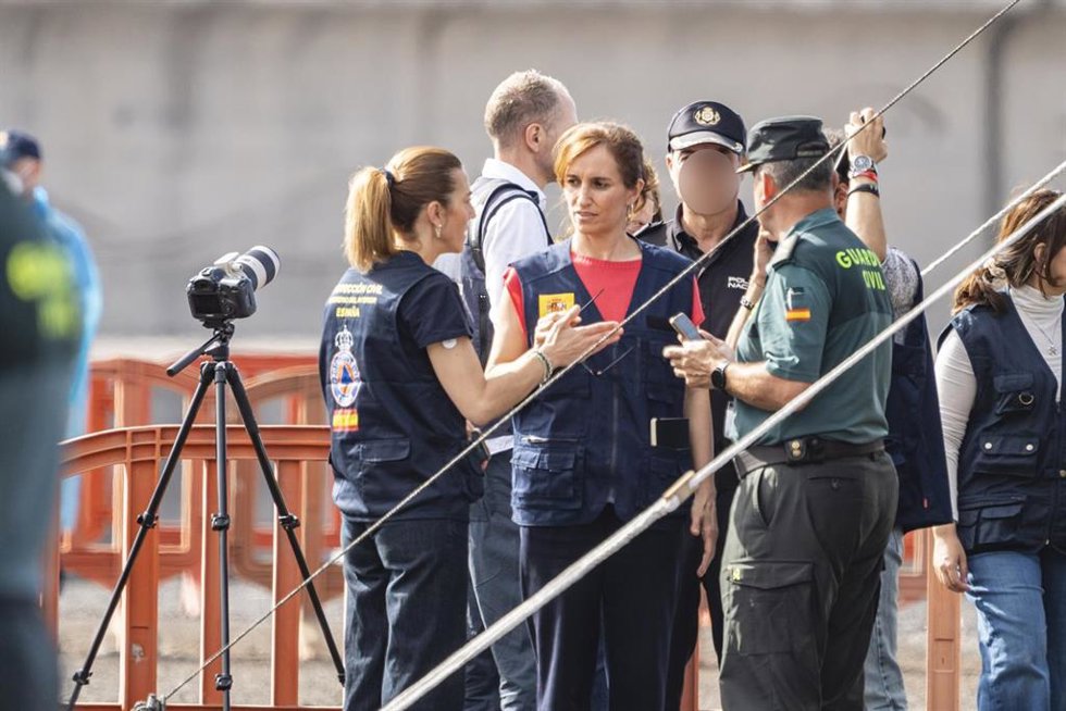 La ministra de Sanidad, Mónica García, coordina en el puesto de mando mientras el crucero MV Hondius permanece fondeado cerca del puerto de Granadilla, a 10 de mayo de 2026, en Granadilla de Abona, Tenerife, Islas Canarias (España). El operativo de evacua
