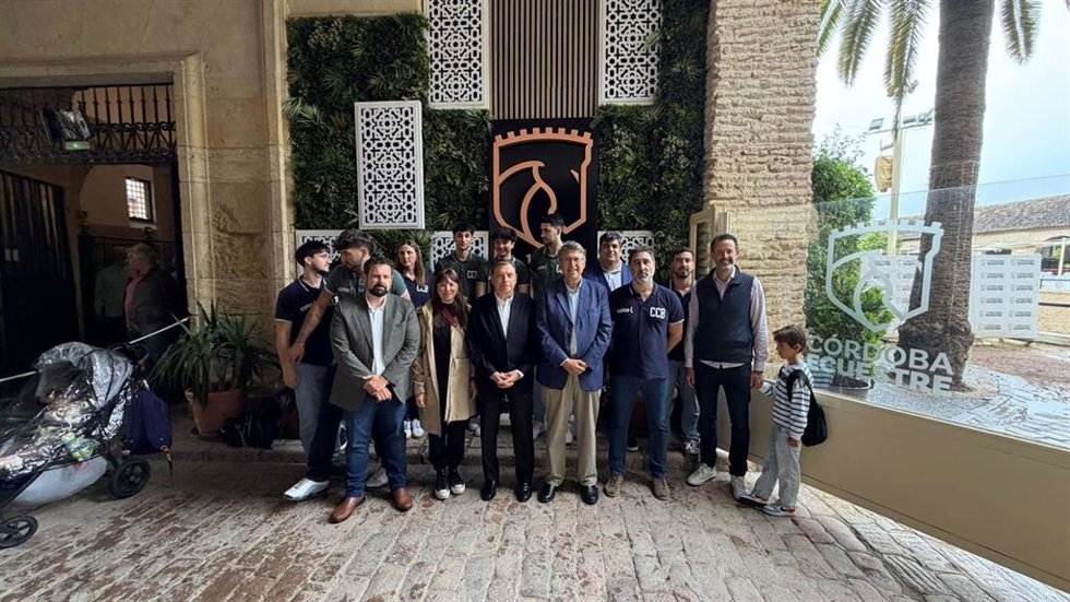 El ministro de Agricultura, Pesca y Alimentación, Luis Planas, junto a los candidatos socialistas por Córdoba al Parlamento andaluz Victoria Fernández y Mariano Poyato en un paseo por Caballerizas Reales.