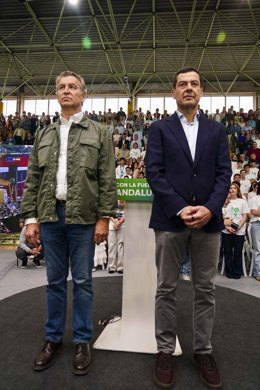 El presidente del PP de Andalucía y candidato a la reelección de la Presidencia de la Junta, Juanma Moreno, (d) y el presidente del Partido Popular, Alberto Núñez Feijóo, (i) durante un acto de campaña en la un acto de campaña. a 10 de mayo de 2026 en Mál