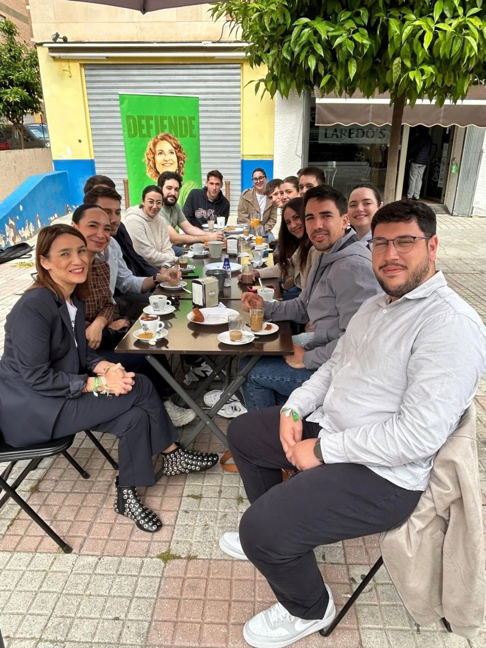La cabeza de lista del PSOE de Granada al Parlamento andaluz, Olga Manzano, junto al candidato socialista Alberto Parra y el secretario de JSA Granada, Jorge Ibáñez.