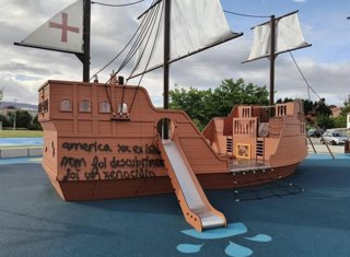 Imaxe do barco vandalizado, publicada no seu Instagram