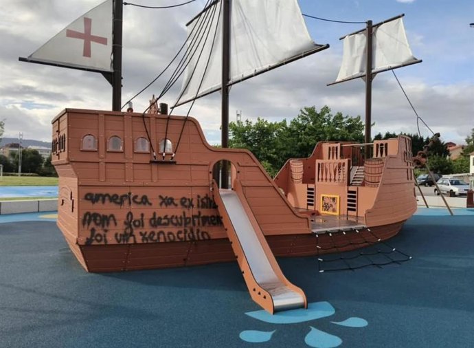 Foto do barco vandalizado, publicada no Instagram dele
