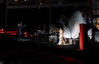 Actuación de Rosalía durante la gala ‘Jarana en el Guadalquivir' por la premiere global de 'Berlín y la dama del armiño'. a 9 de mayo de 2026 en Sevilla (Andalucía, España). La premiere global de la segunda temporada del spin-off de 'La casa de papel', ti