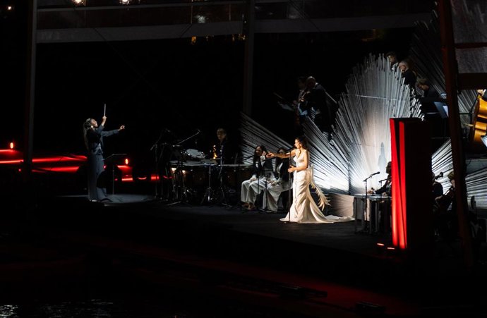 Actuación de Rosalía durante la gala ‘Jarana en el Guadalquivir' por la premiere global de 'Berlín y la dama del armiño'. a 9 de mayo de 2026 en Sevilla (Andalucía, España). La premiere global de la segunda temporada del spin-off de 'La casa de papel', ti