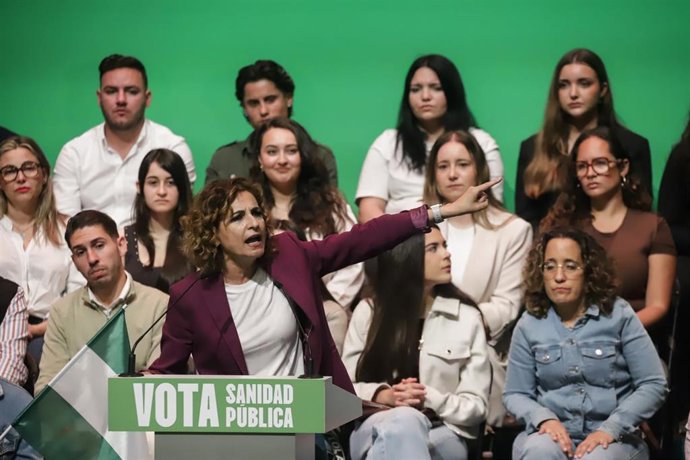 La candidata a la Presidencia de la Junta de Andalucía y secretaria general del PSOE-A, María Jesús Montero, durante un mitin electoral, a 10 de mayo de 2026 en La Línea de la Concepción, Cádiz (Andalucía, España). El secretario general del PSOE y preside