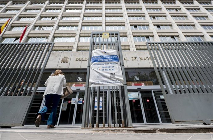 Archivo - Entrada de las oficinas de la Administración de la Agencia Tributaria de Madrid-Guzmán el Bueno.