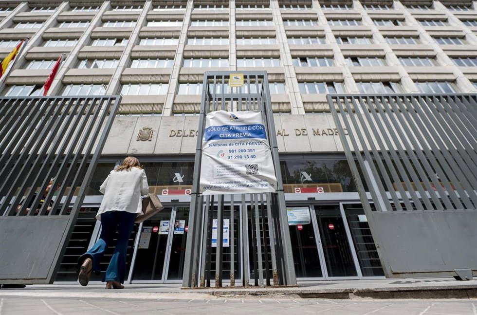 Archivo - Entrada de las oficinas de la Administración de la Agencia Tributaria de Madrid-Guzmán el Bueno.