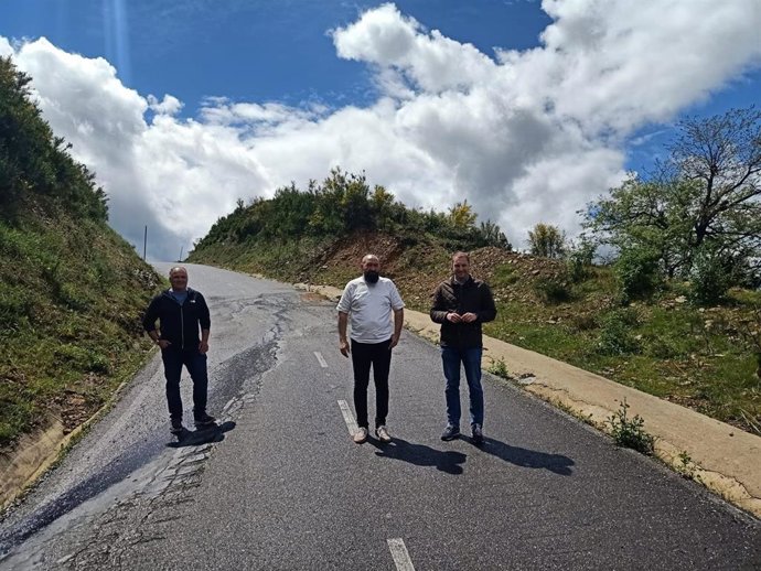 Pumares reclama una solución para la carretera que une el Alto de Carricéu con Begega, en Belmonte de Miranda