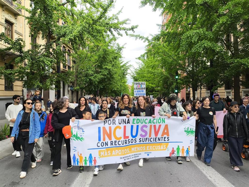 La candidata de Adelante Andalucía por Granada, Inmaculada Manzano, ha secundado la manifestación convocada por la asociación Teayudo Granada en representación de las familias de alumnado NEAE.