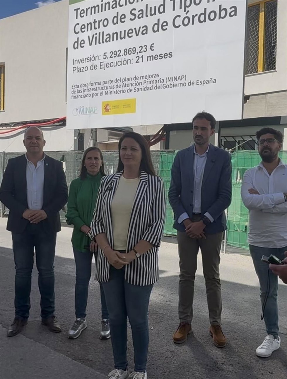 La cabeza de lista del PSOE de Córdoba al Parlamento andaluz, Silvia Mellado, durante la reunión con trabajadoras del servicio de ayuda a domicilio.