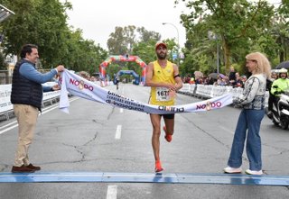 Imagen del corredor Adrián Andivia en la Carrera Parque de María Luisa 'Powerade' del Ayuntamiento de Sevilla.