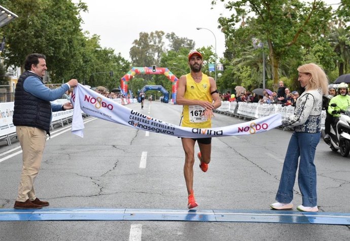 Imagen del corredor Adrián Andivia en la Carrera Parque de María Luisa 'Powerade' del Ayuntamiento de Sevilla.