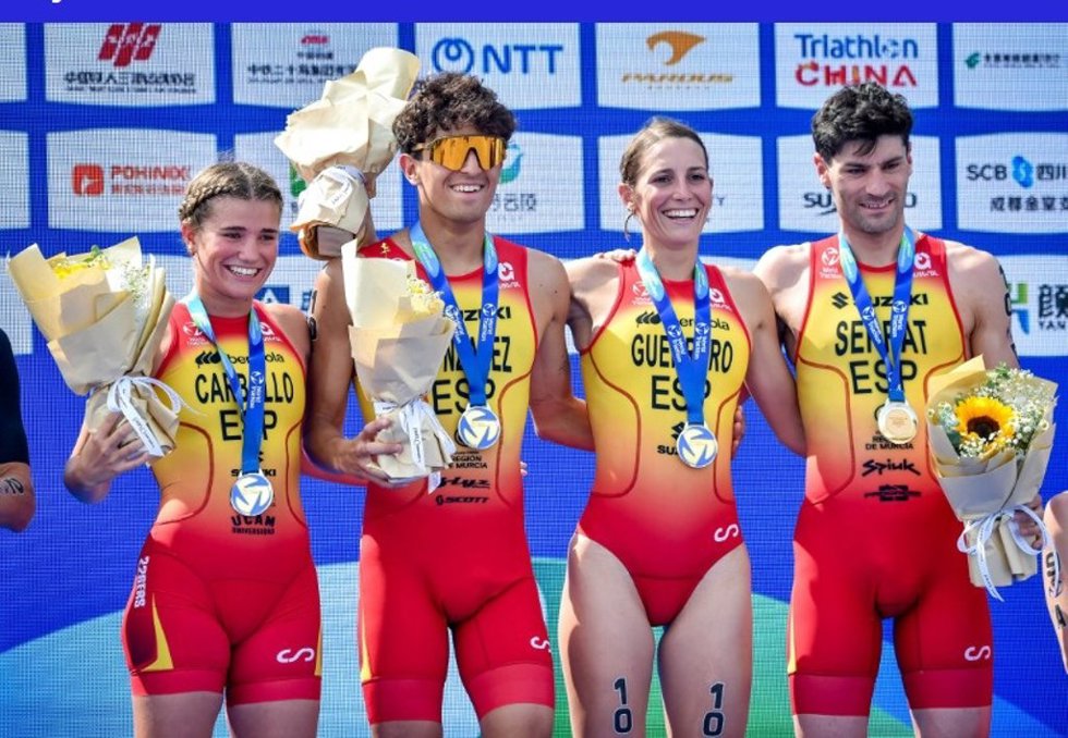 El equipo español de relevo mixto, compuesto por Ana Carballo, Pelayo González, Sara Guerrero y Antonio Serrat, gana el oro en la Copa del Mundo de triatlón de Chengdú