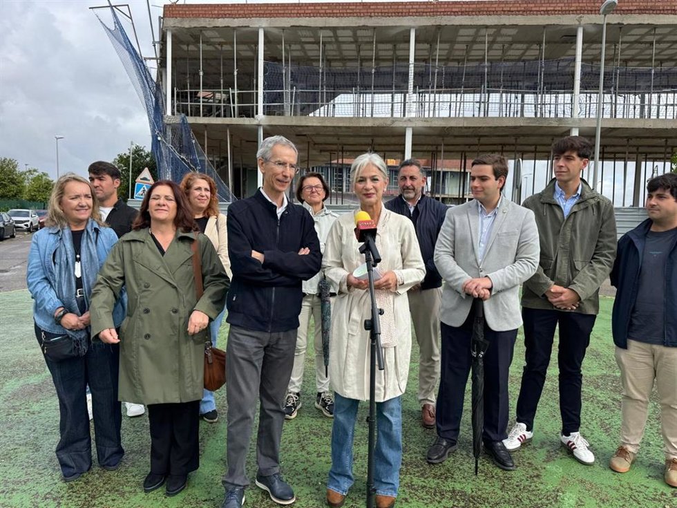 La cabeza de lista del PP por Sevilla al Parlamento andaluz, Patricia del Pozo, en su visita al muncipio.