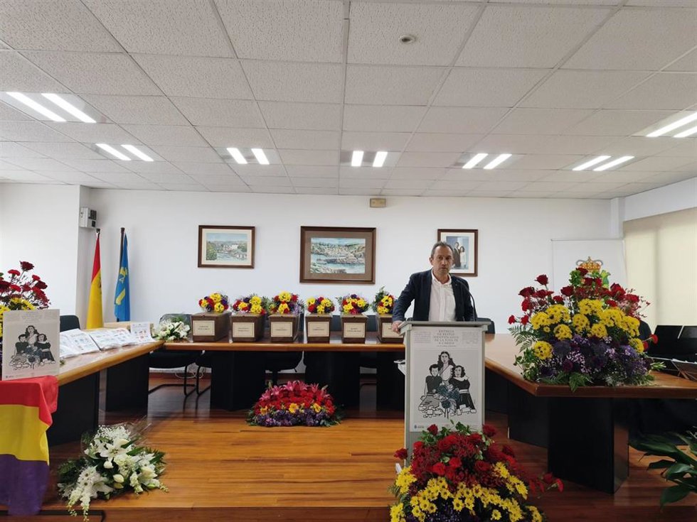 El consejero de Ordenación de Territorio, Urbanismo, Vivienda y Derechos Ciudadanos, Ovidio Zapico, durante su intervención en el acto de entrega de los restos mortales de las víctimas halladas en la exhumación de la fosa común del cementerio de A Caridá.