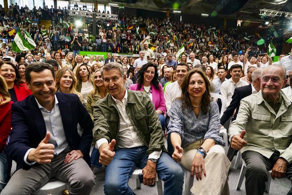 El presidente del PP de Andalucía y candidato a la reelección de la Presidencia de la Junta, Juanma Moreno, (i) y el presidente del Partido Popular, Alberto Núñez Feijóo, (d) durante un acto de campaña en la un acto de campaña. a 10 de mayo de 2026 en Mál