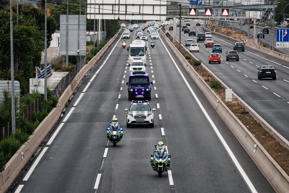 El convoy con los pasajeros españoles se dirige por la A2 al Hospital Central de la Defensa Gómez Ulla, a 10 de mayo de 2026, en Madrid (España). Los 14 españoles que viajaban en el crucero MV Hondius aquejado por un brote de hantavirus son trasladados al