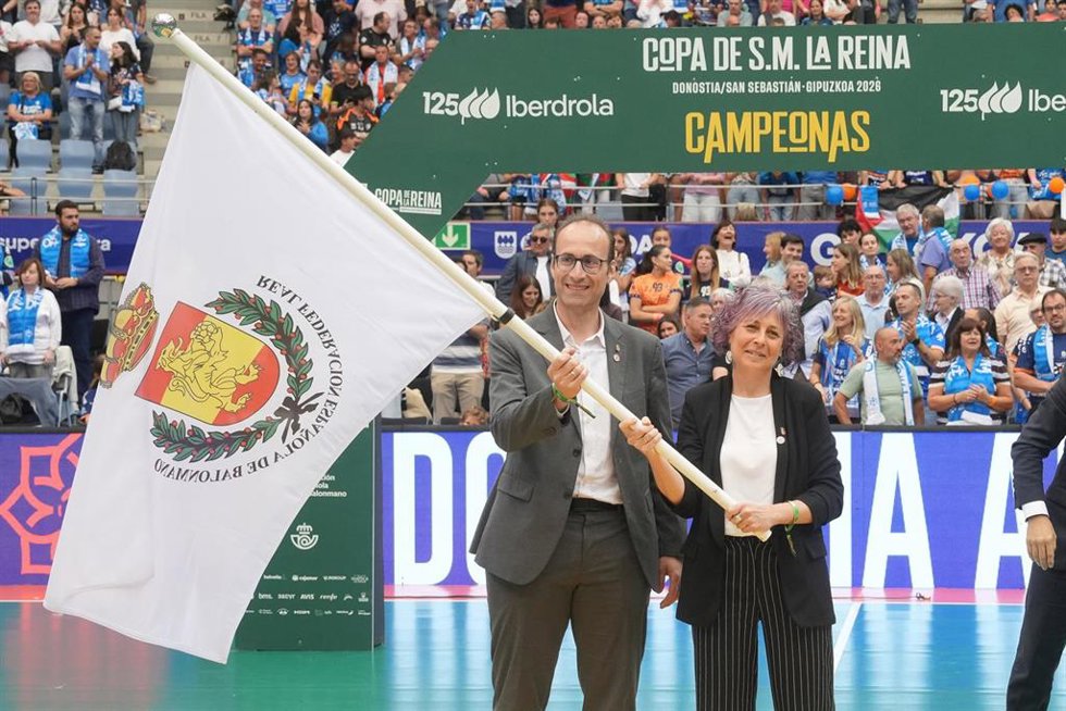 La consejera de Cultura, Deporte y Turismo del Gobierno de Navarra, Rebeca Esnaola, asiste en San Sebastián a la final de la Copa de la Reina de balonmano femenino para recibir el testigo de la organizacion del torneo en Navarra en 2027.