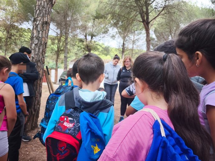 Escolares de Monda participan en la repoblación de la Alpujata.