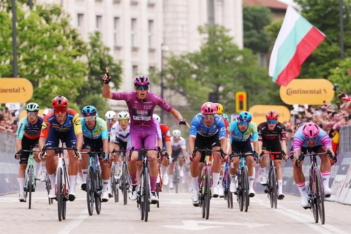 Paul Magnier celebra su triunfo en la tercera etapa del Giro de Italia
