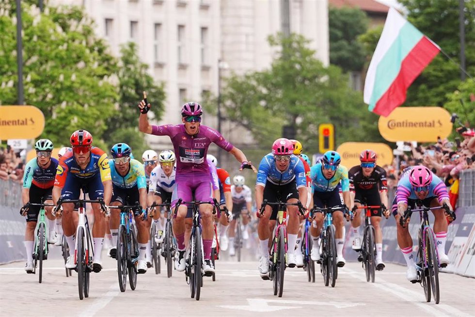 Paul Magnier celebra su triunfo en la tercera etapa del Giro de Italia