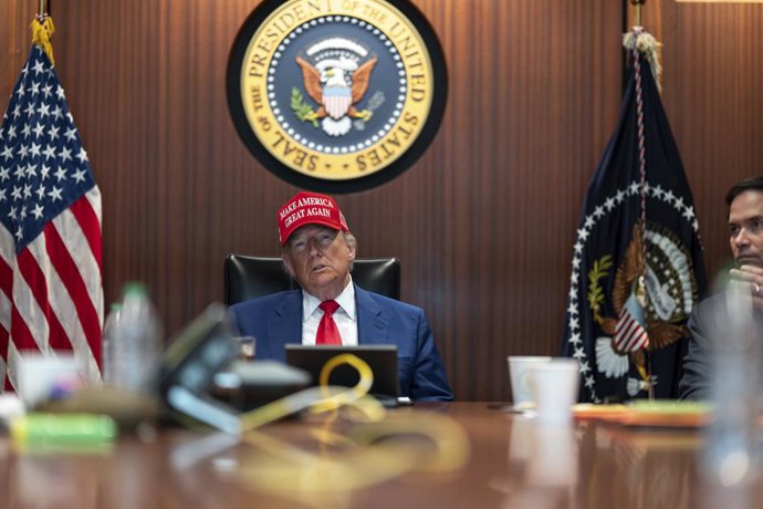 Archivo - Arquivo - 21 de junho de 2025, Washington, D.C., Estados Unidos da América: O presidente dos EUA, Donald Trump, usando um boné MAGA, acompanha a Operação Midnight Hammer a partir da Sala de Situação da Casa Branca, em 21 de junho de 2025, em Was