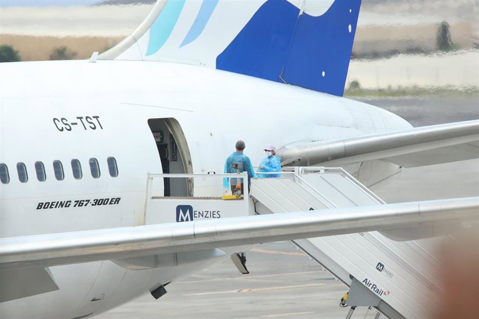 Viajeros de nacionalidad canadiense evacuados del crucero MV Hondius suben a un avión, en el aeropuerto de Tenerife Sur, a 10 de mayo de 2026, en Tenerife, Islas Canarias (España). El operativo de evacuación del crucero MV Hondius con hantavirus está disp
