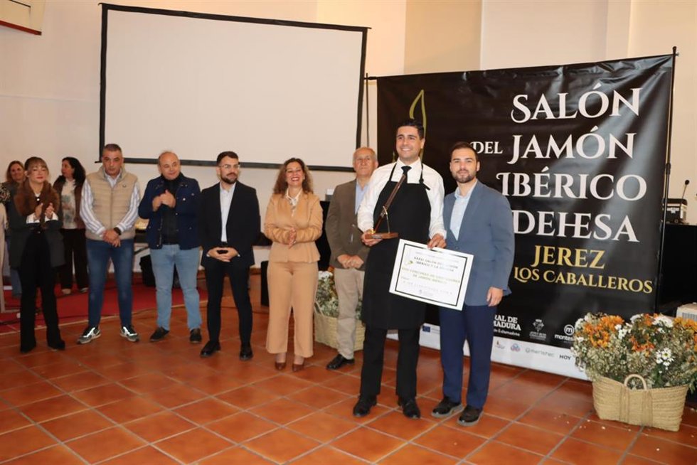 El ganador del 'Cuchillo de oro' del Concurso Nacional de Cortadores de Jamón de Jerez de los Caballeros, Francisco Javier García Pérez, junto al alcalde de la localidad, Raúl Gordillo, a 10 de mayo de 2026 en Jerez de los Caballeros (Badajoz).