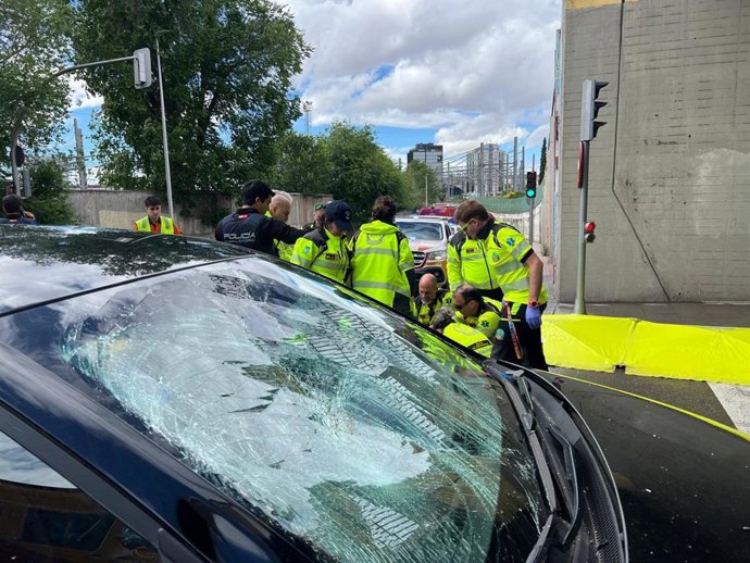 Grave un motorista de 26 años al chocar con un vehículo VTC en Puente de Vallecas.