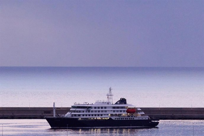 El crucero MV Hondius fondea en Tenerife