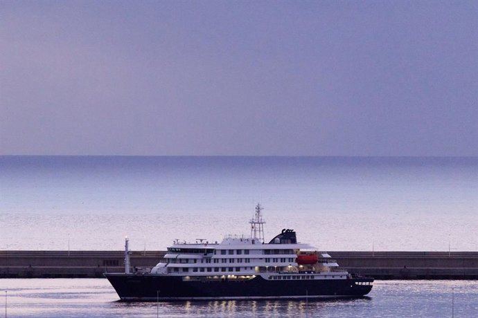TENERIFE, 10 de maio de 2026  -- Esta foto tirada em 10 de maio de 2026 mostra o navio de cruzeiro MV Hondius, afetado pelo hantavírus, no Porto de Granadilla, na ilha de Tenerife, na Espanha. As autoridades espanholas lançaram uma operação no domingo par